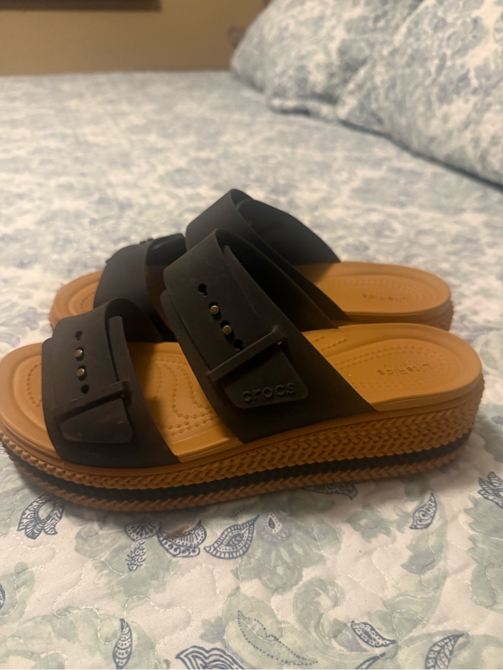 CROCS -Brooklyn Buckle black low wedge